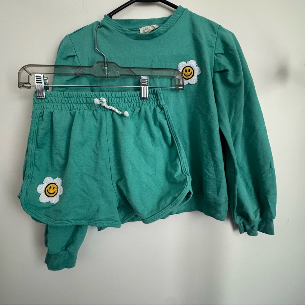 Jessica Simpson girls Green Sweatshirt and Shorts Set with Smiley Flower large